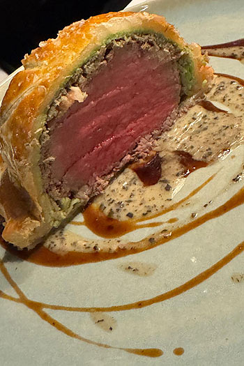 Brasserie Colette in der Klenzestra&szlig;e, Rinderfilet Wellington (re.) &copy;Foto: Natascha Gottlieb